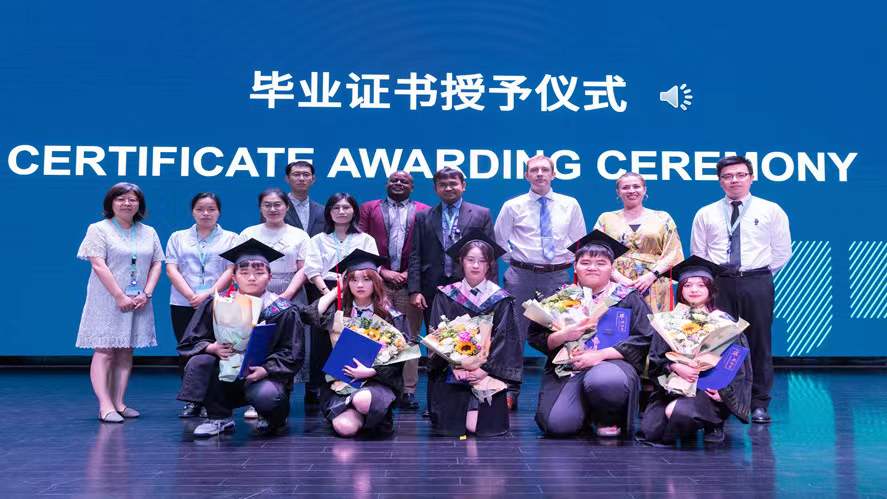 青春正向上，梦想有光芒 - The first graduation ceremony